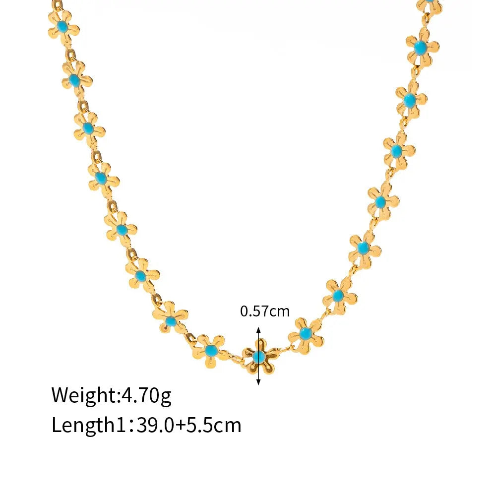 Collana boho-chic con margherite oro e azzurre