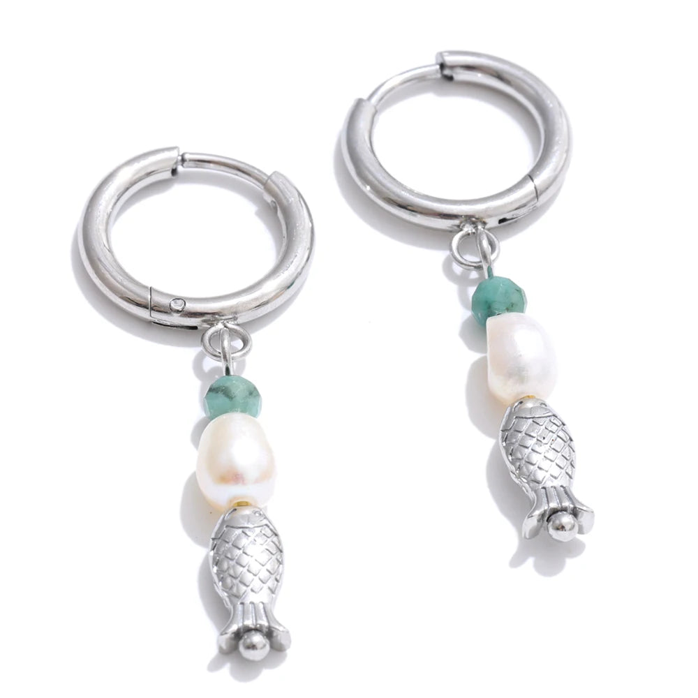 Orecchini “Onde e Perle” – Pendenti con charm a pesce e pietre naturali
