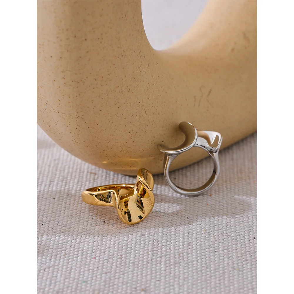 Anello Onde Lucenti – Eleganza Irregolare