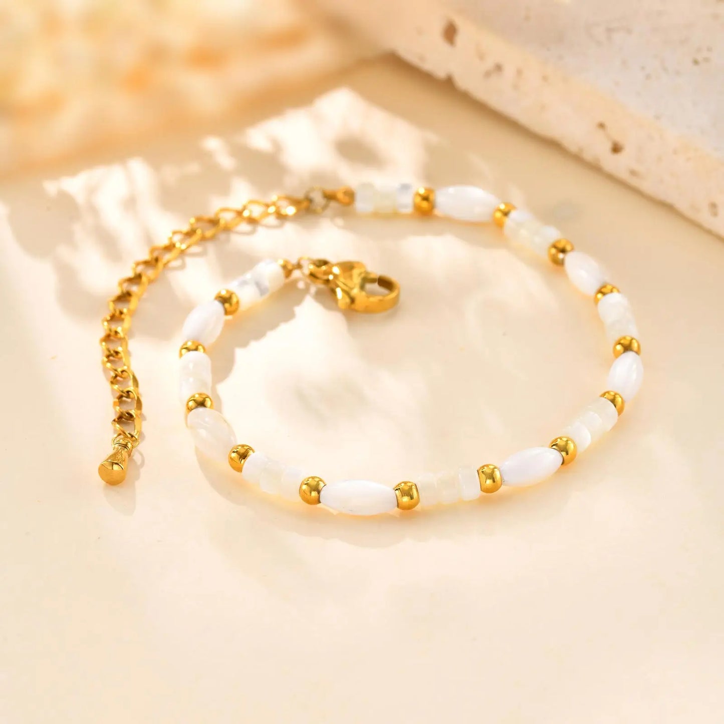 Bracciale Onde Bianche – Perle di Conchiglia e Accenti Dorati
