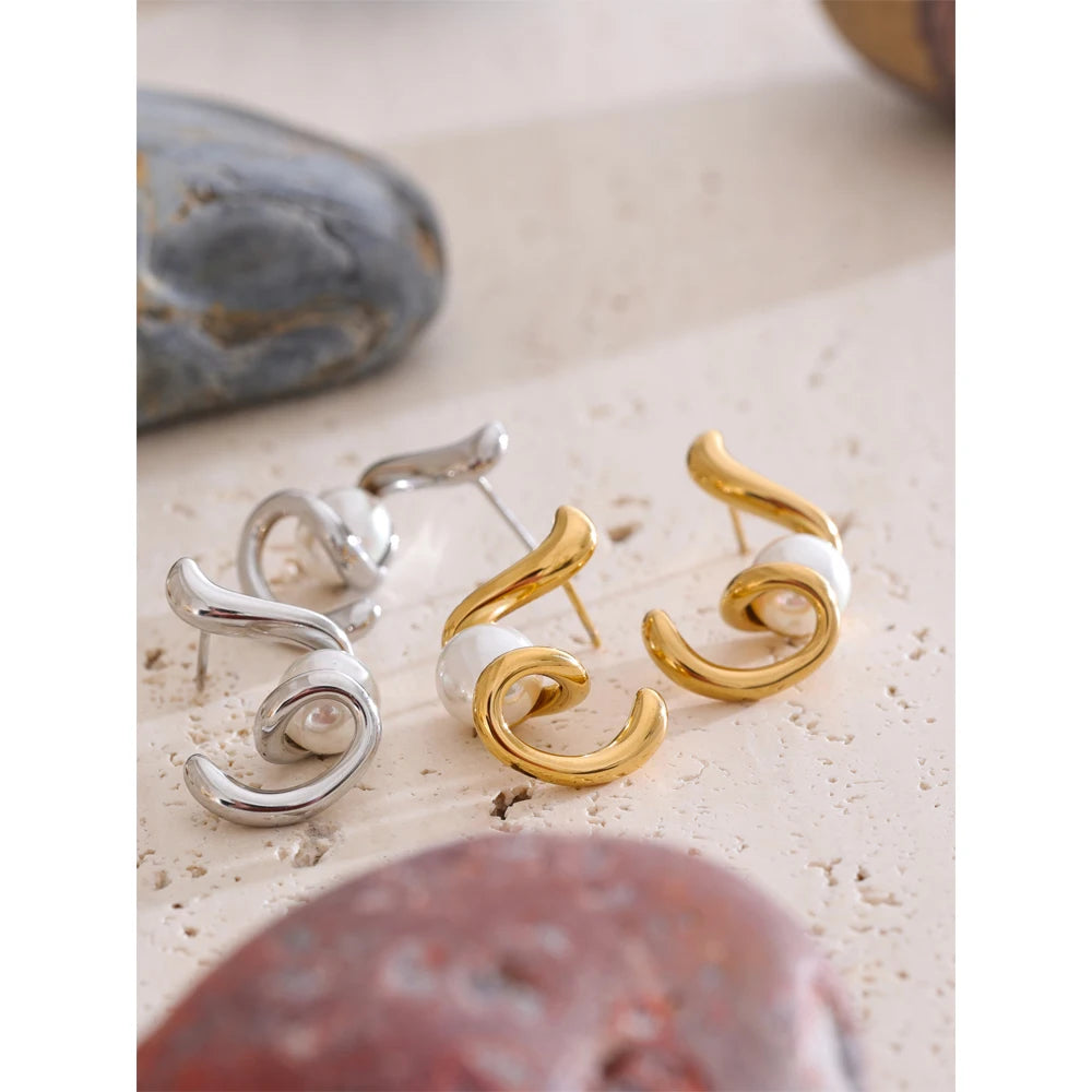 Orecchini “Pearl Flow” – Linee Irregolari & Eleganza