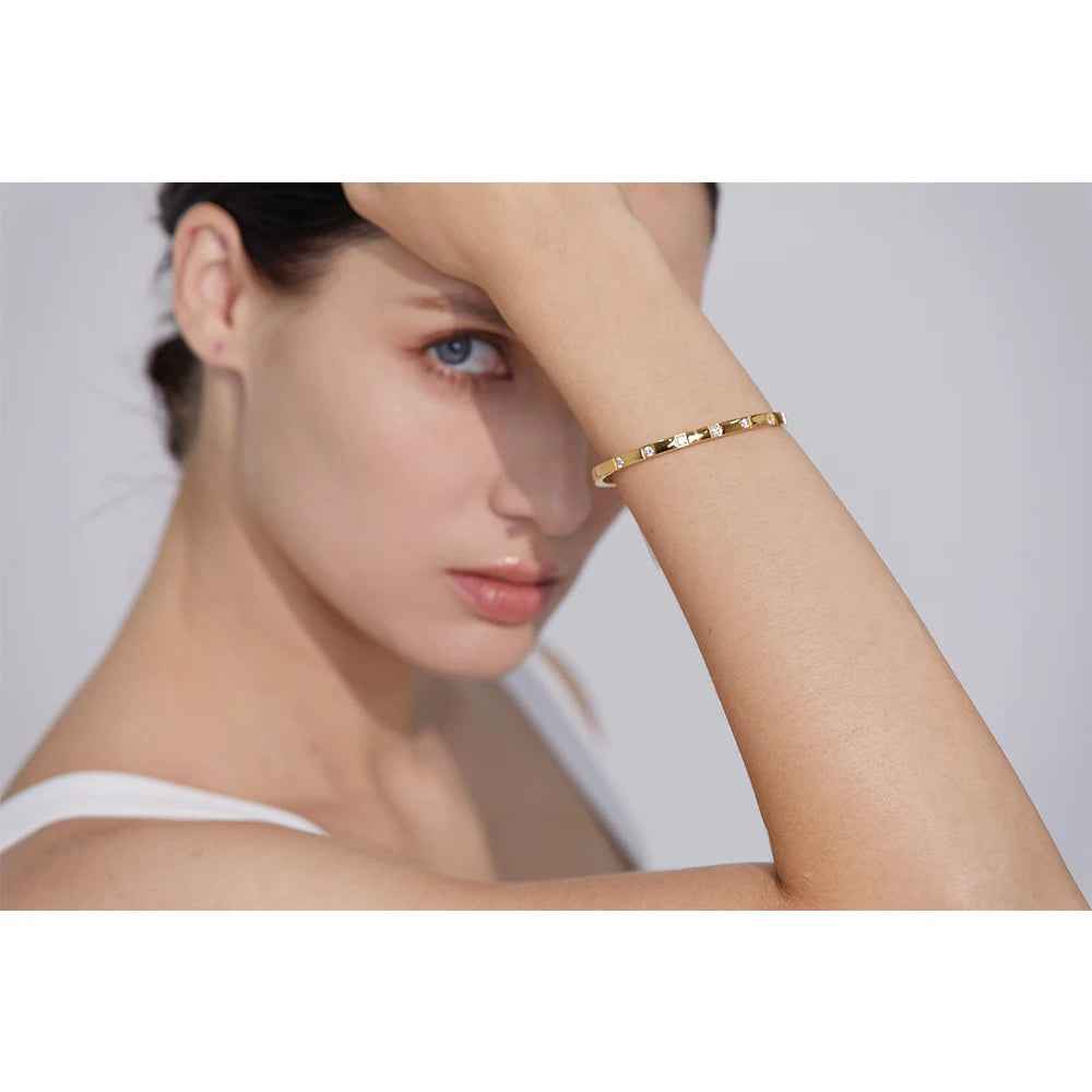 Bracciale rigido con zirconi – Acciaio inossidabile placcato oro 18K