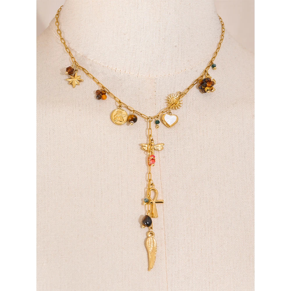 Collana con charm dorati e pietre colorate – Cuore, Sole, Croce, Ala e Libellula