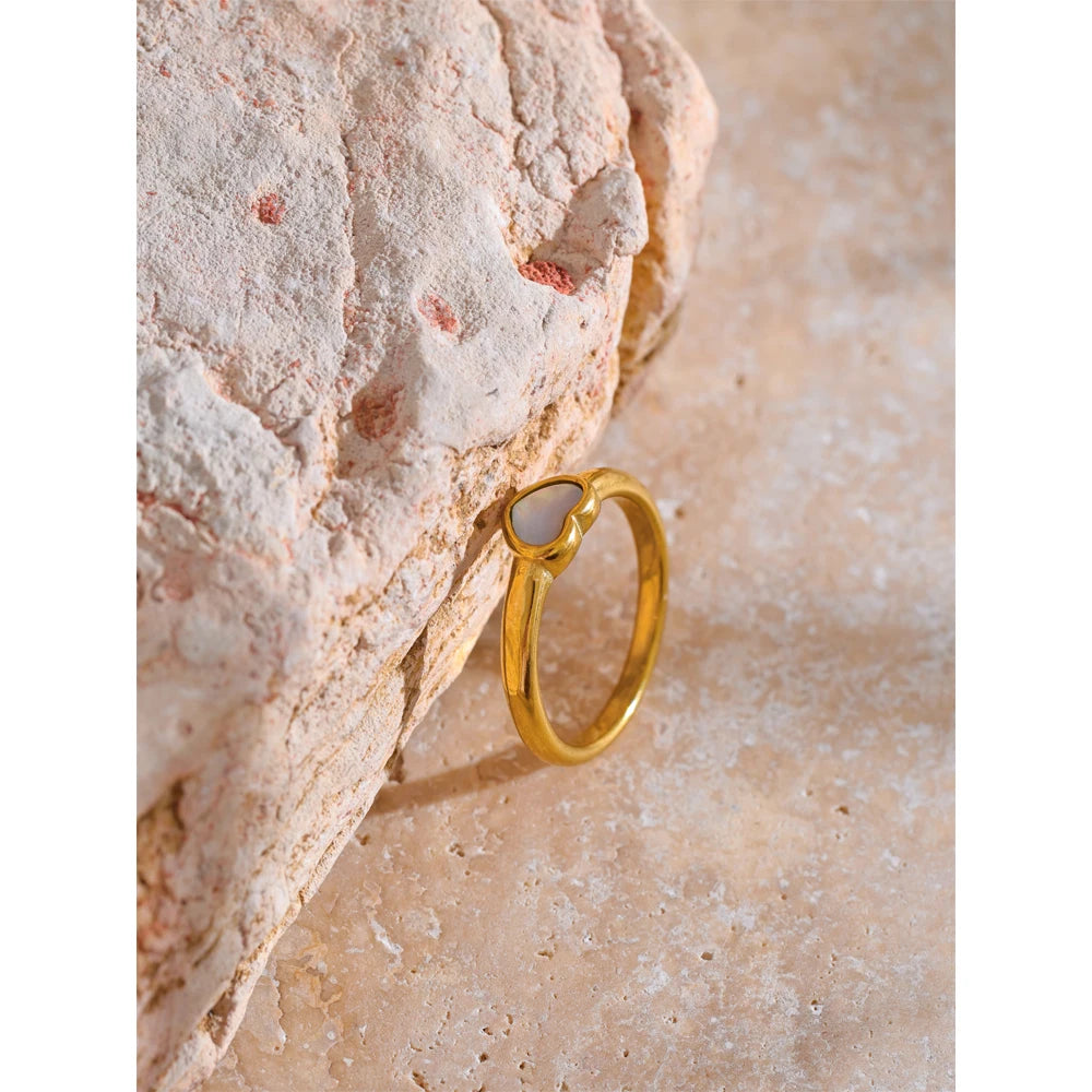 Anello Cuore di Madreperla – Eleganza Dorata