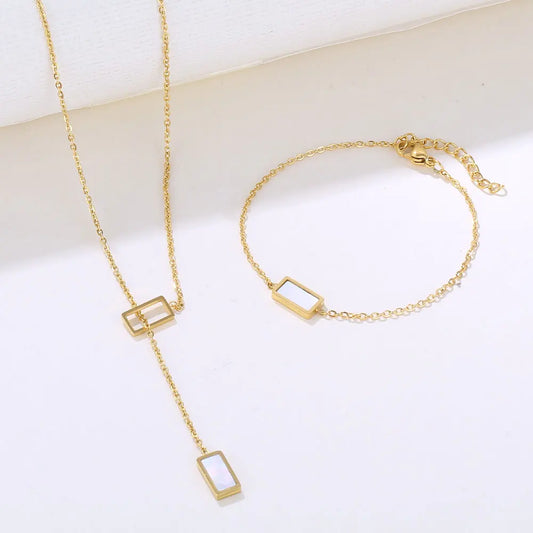 Set “Luce Geometrica” – Bracciale, Orecchini e Collana dorati con ciondolo bianco o nero