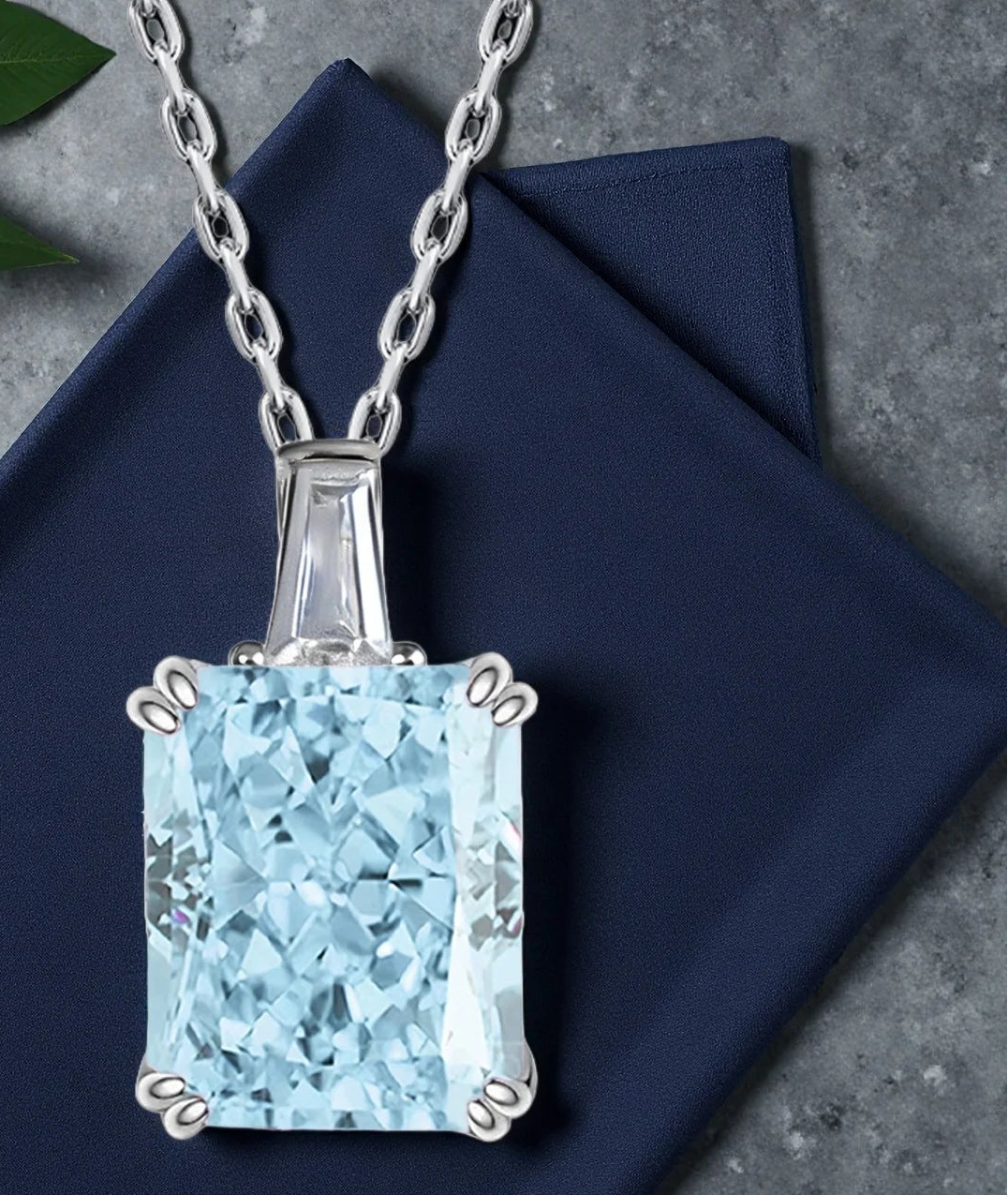 Collana “Blue Radiance” – Taglio Ghiaccio