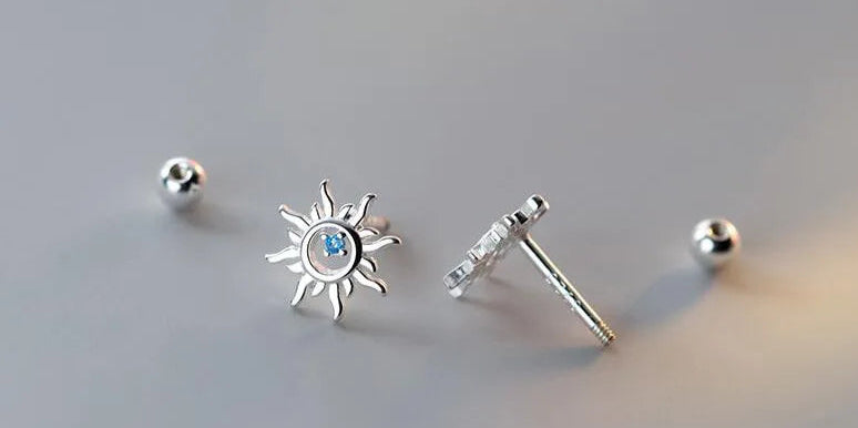 "Sole Blu – Mini Orecchini a Bottone in Argento e Zirconi"