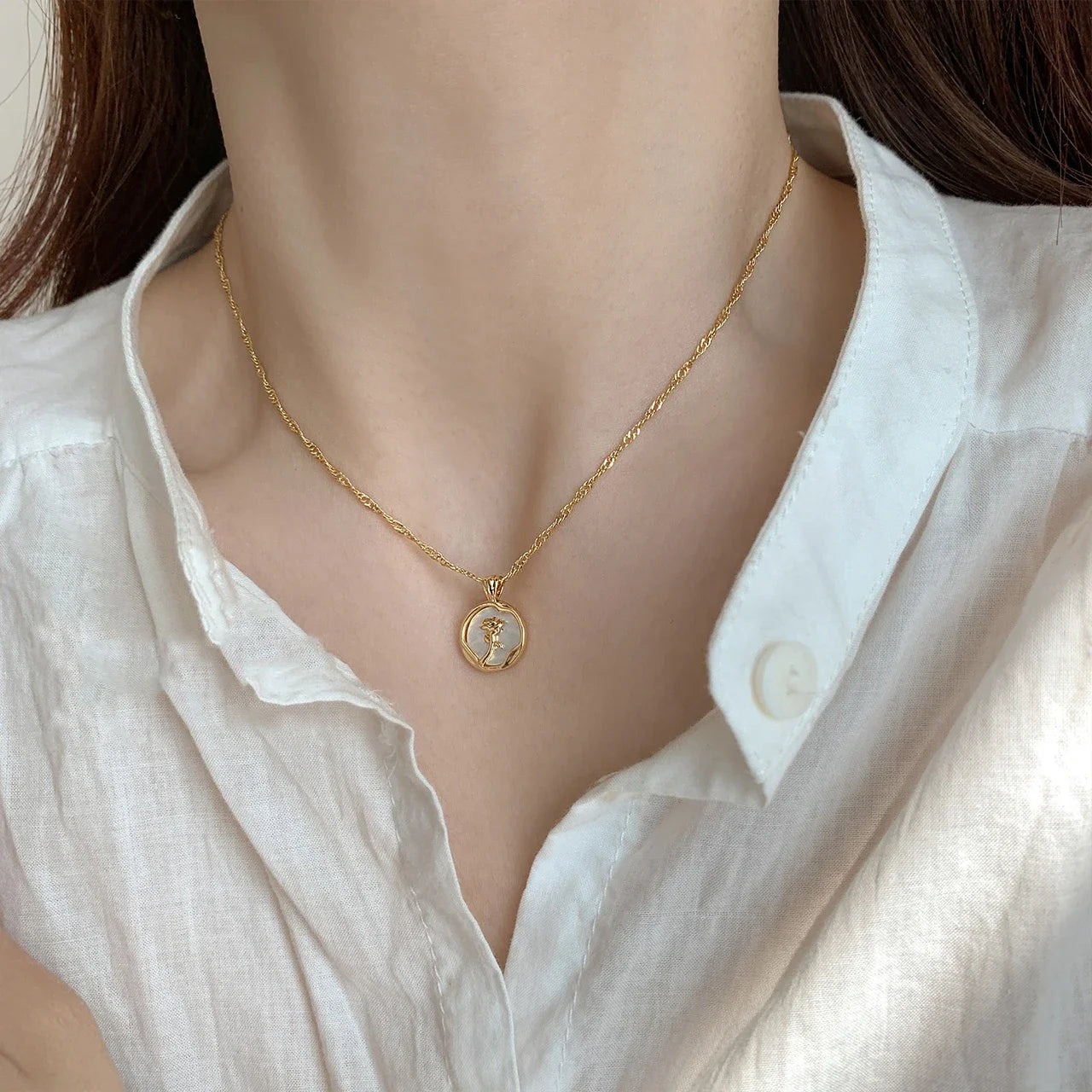 Rosa Sospesa – Collana con Conchiglia Artistica