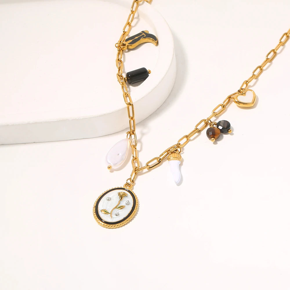 Collana Charm Rosa –Gioiello raffinato con dettagli in oro