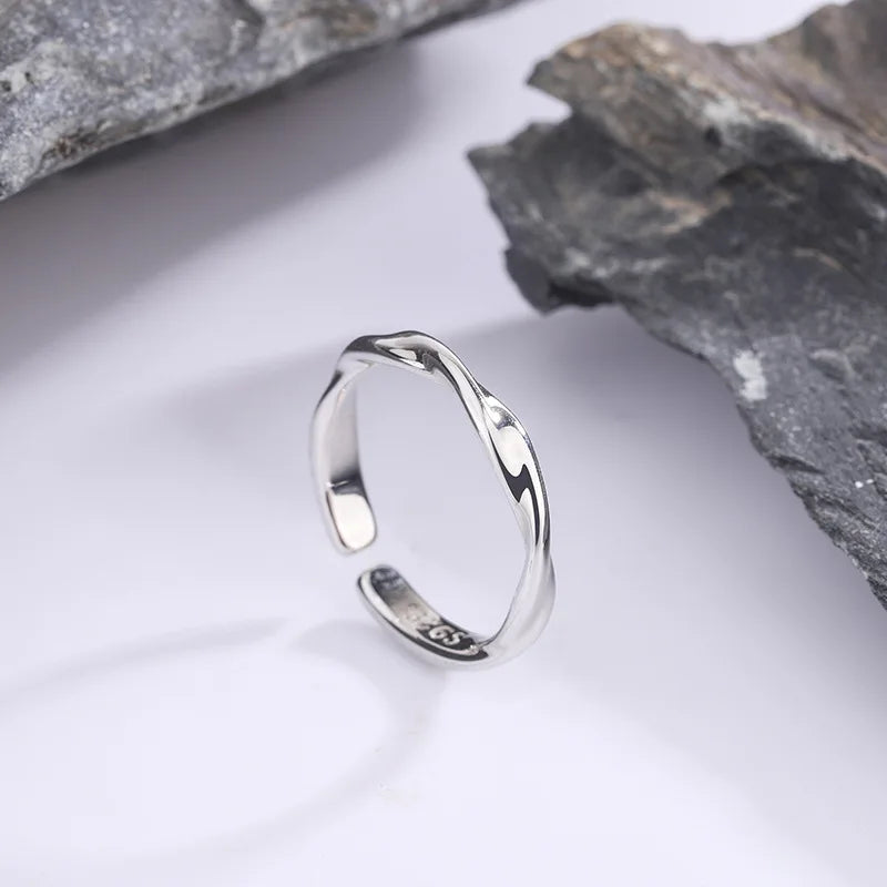 Anello Intreccio d’Argento – Eleganza Semplice in Filo 925
