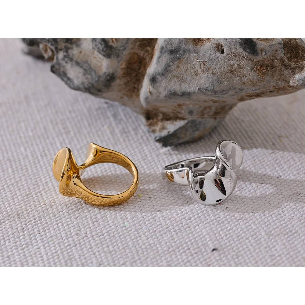 Anello Onde Lucenti – Eleganza Irregolare