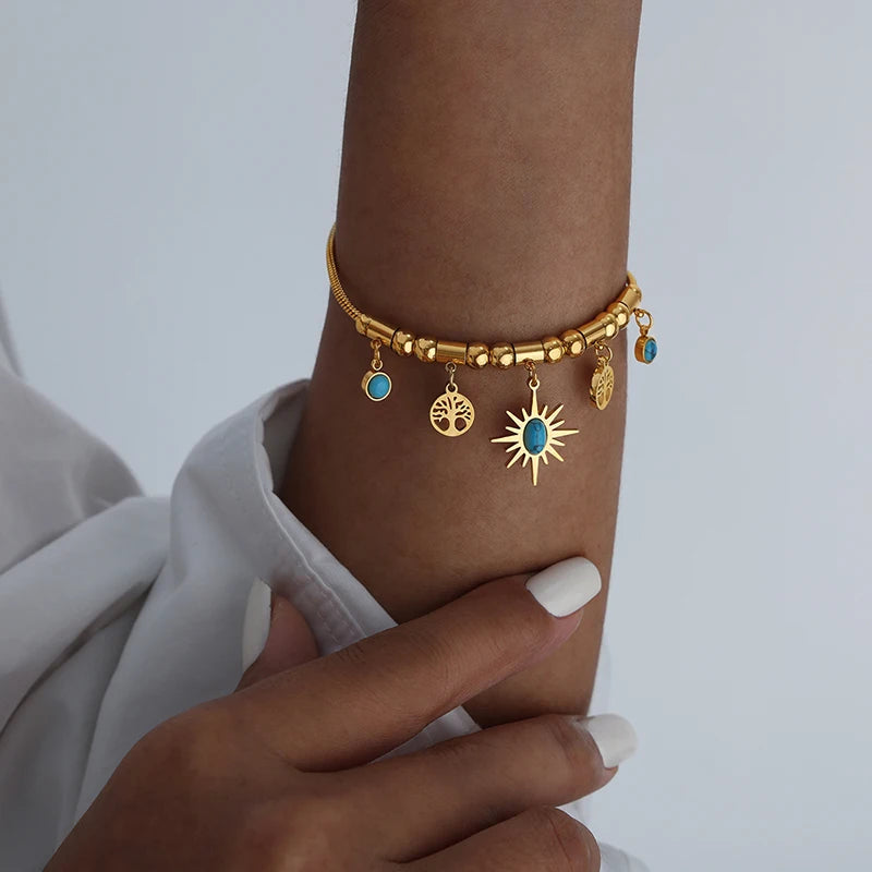 Set Collana & Bracciale Dorato con Ciondoli Sole e Turchese – Eleganza LuminosA