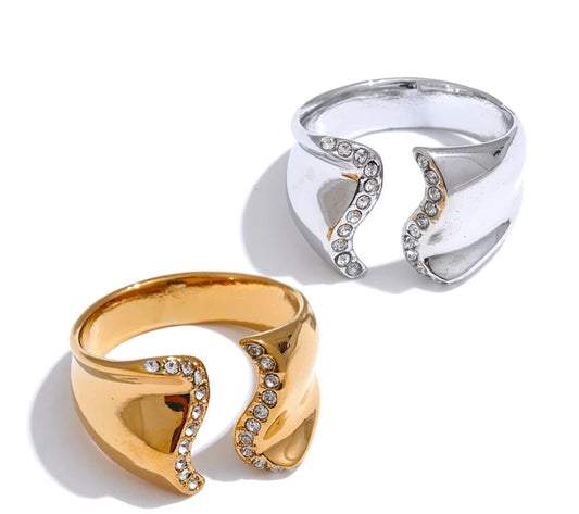 Anello “Linea di Luce” – Design aperto con zirconi e finiture eleganti