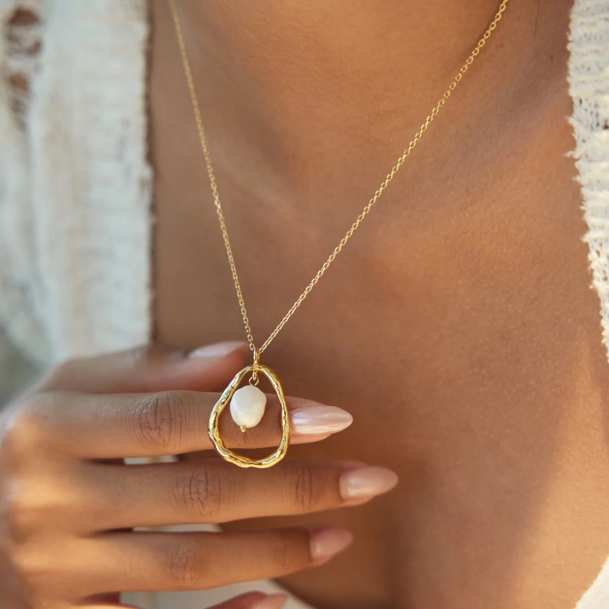 Collana con Perla Irregolare e Ciondolo Oro Minimal