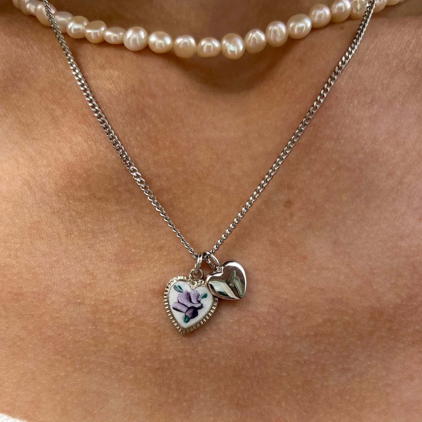 Collana con Ciondolo Fiore Dipinto – Stile Retrò Elegante