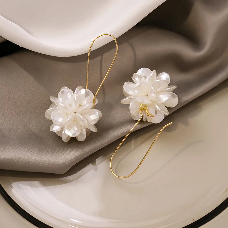 Orecchini a sfera con petali di perle – Delicatezza artigianale