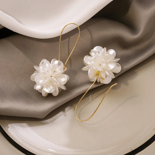 Orecchini a sfera con petali di perle – Delicatezza artigianale