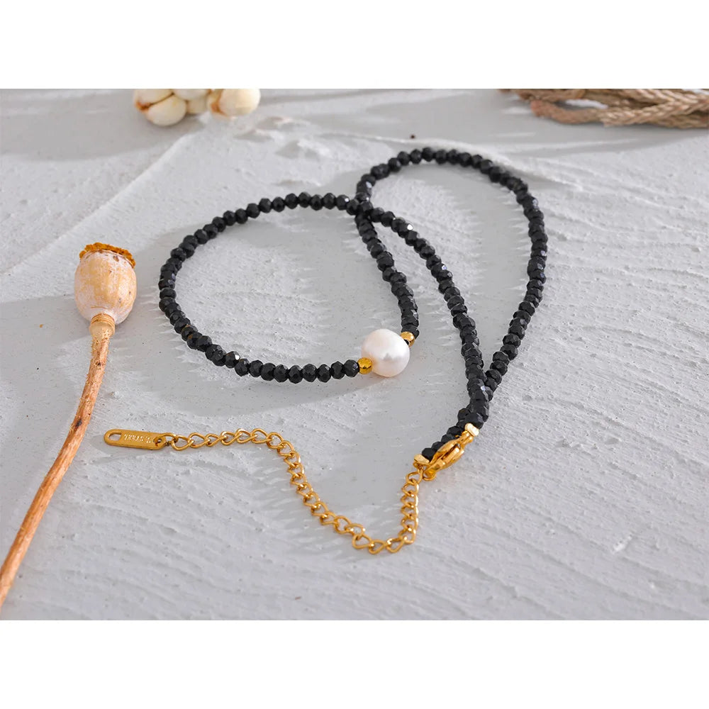 Collana “Perla Nera” – Eleganza con cristalli e perla naturale