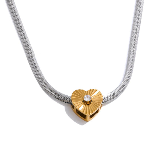 Collana Cuore Dorato con Zircone – Eleganza Magnetica