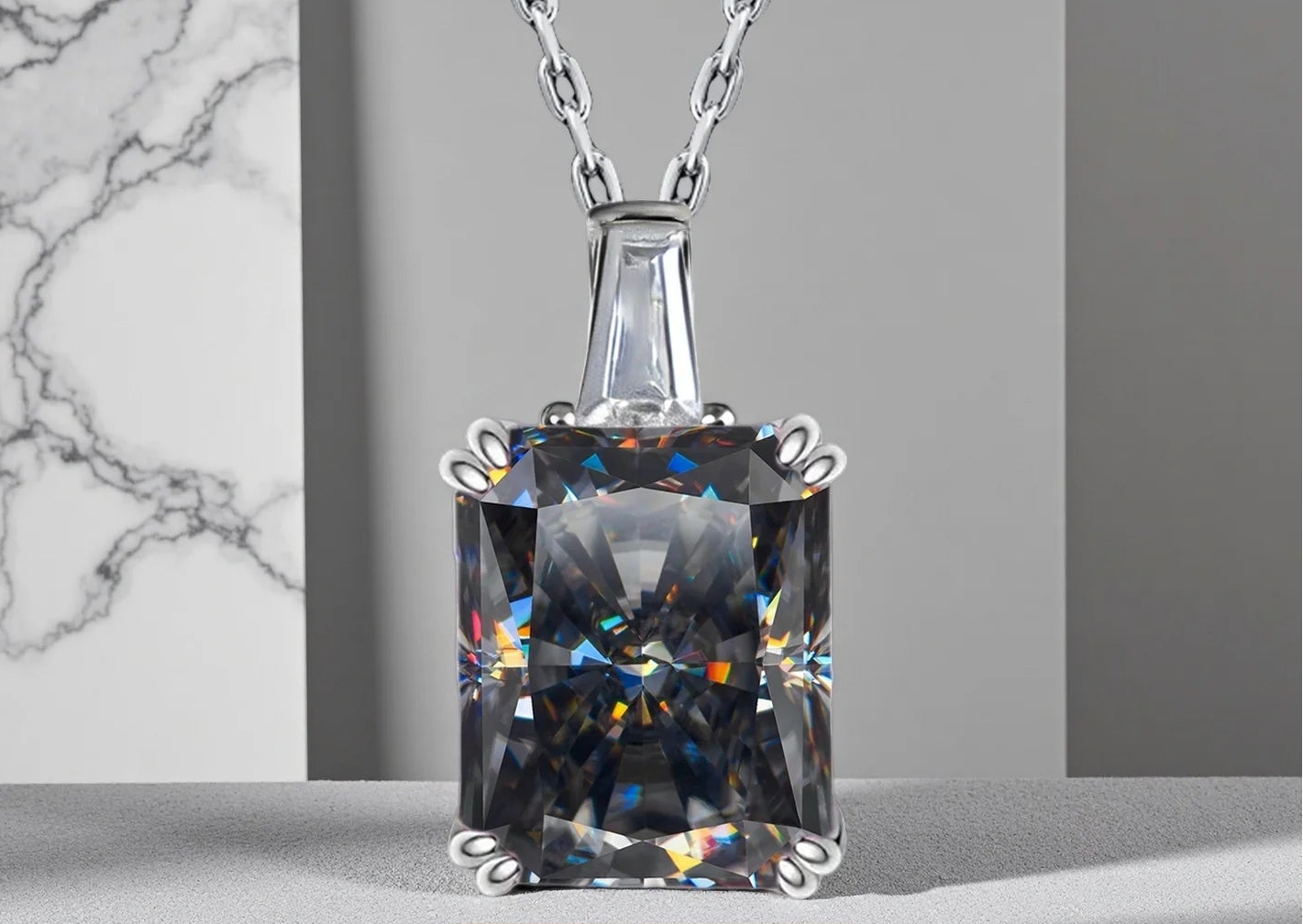 Collana “Blue Radiance” – Taglio Ghiaccio