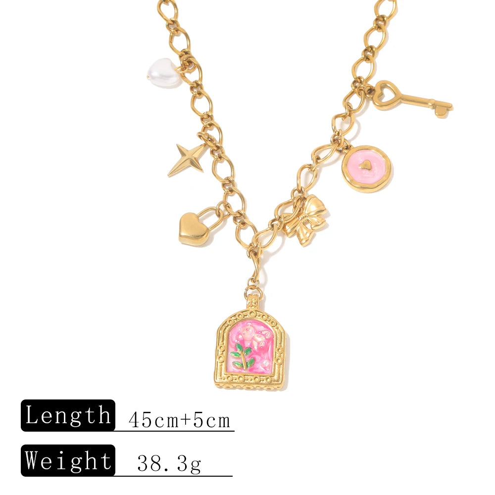 Collana con ciondolo fiore smaltato – 2 varianti rosa o azzurro – Acciaio dorato