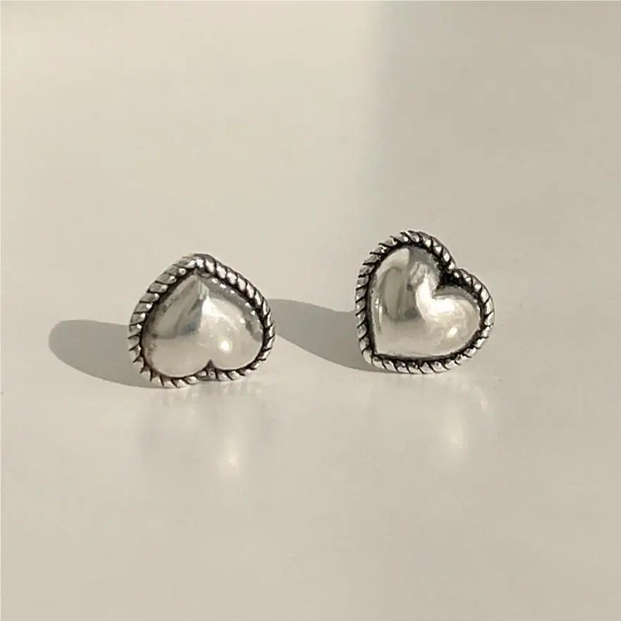 "Cuore Retrò – Mini Orecchini a Bottone in Argento 925 dal Fascino d’Altri Tempi"