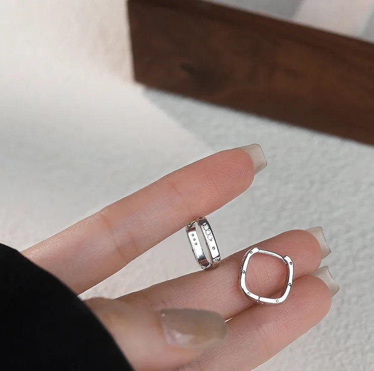 "Trilogia di Luce – Orecchini Geometrici in Argento con Tre Zirconi"