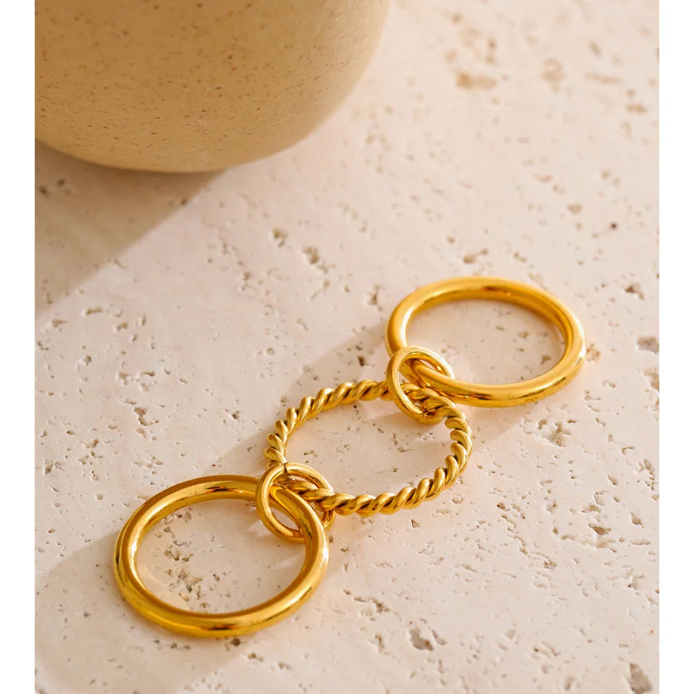 Anello Triplo Dorato – Intreccio di Eleganza