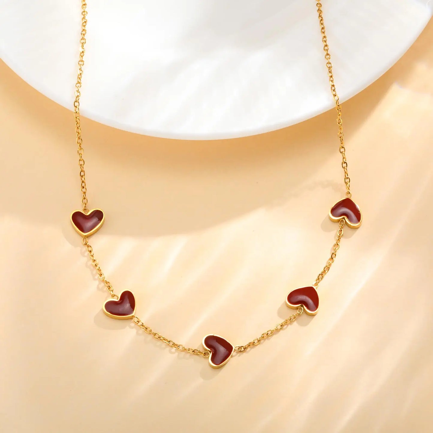 Collana girocollo con cuori rossi chic – Acciaio inossidabile placcato oro