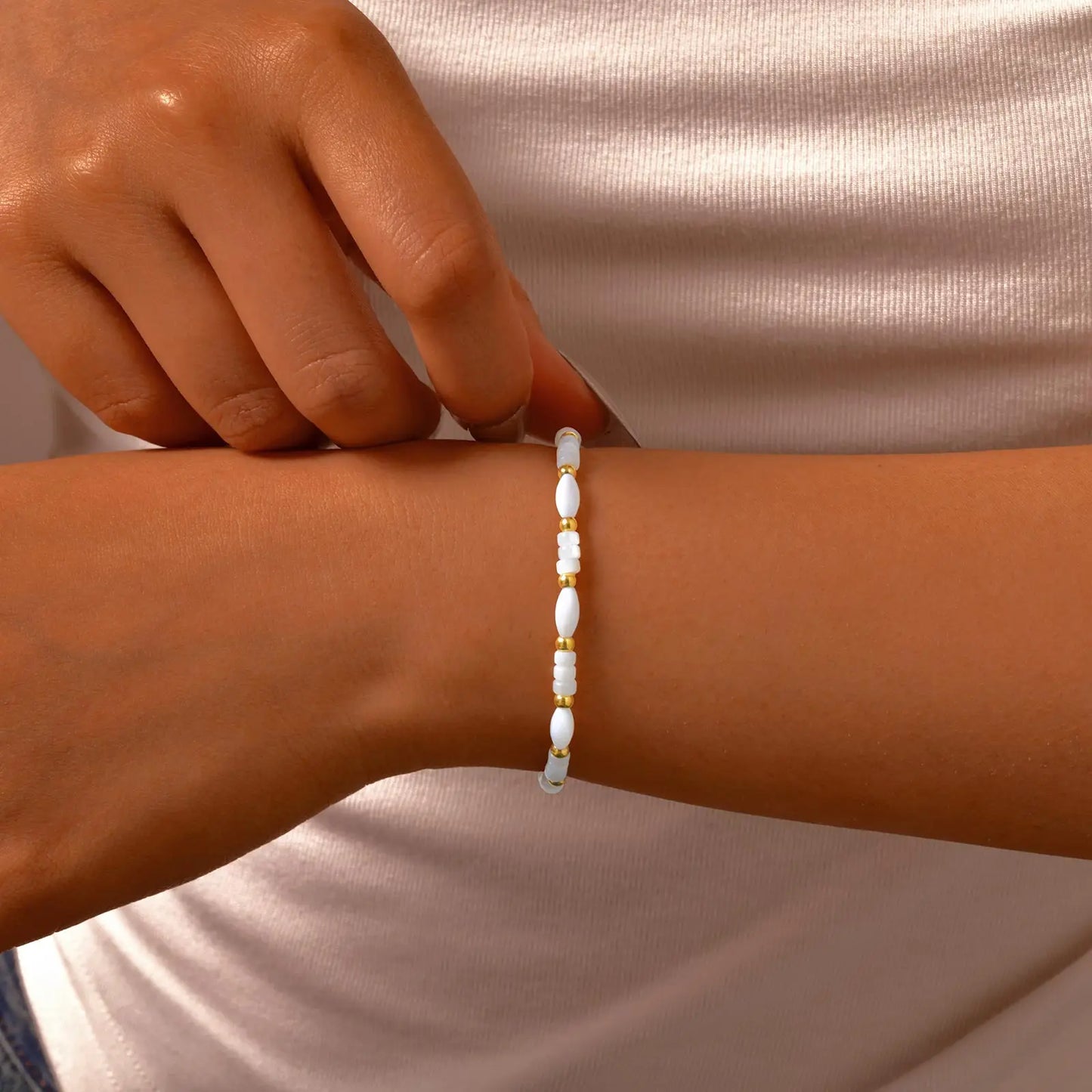 Bracciale Onde Bianche – Perle di Conchiglia e Accenti Dorati