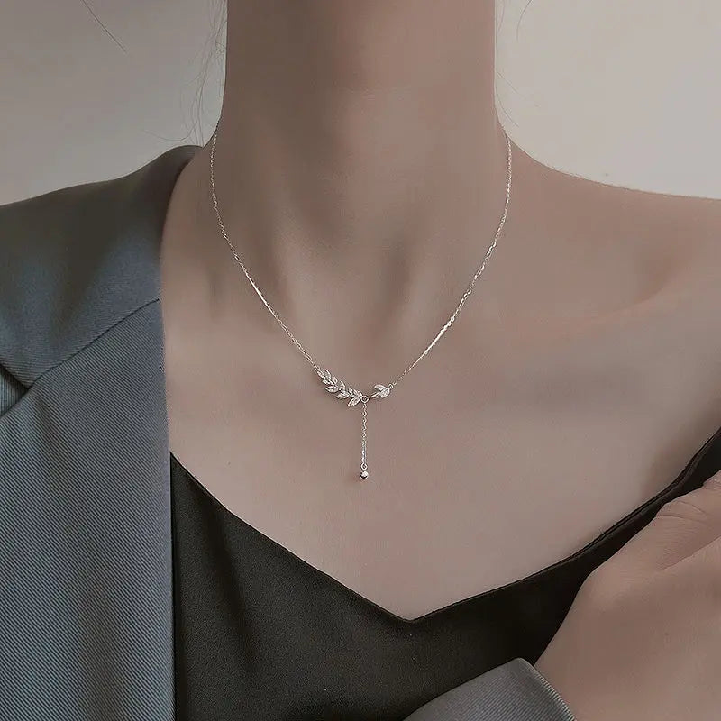Collana “Ramo di Luce” – Ciondolo botanico con zirconi, eleganza naturale per donna