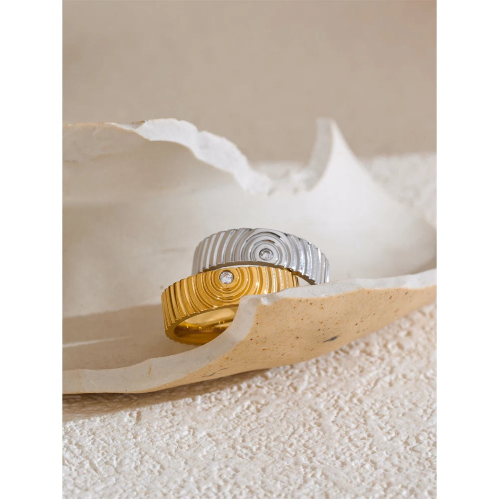 Anello Texture Ondulata con Zircone – Acciaio Inossidabile Oro o Argento
