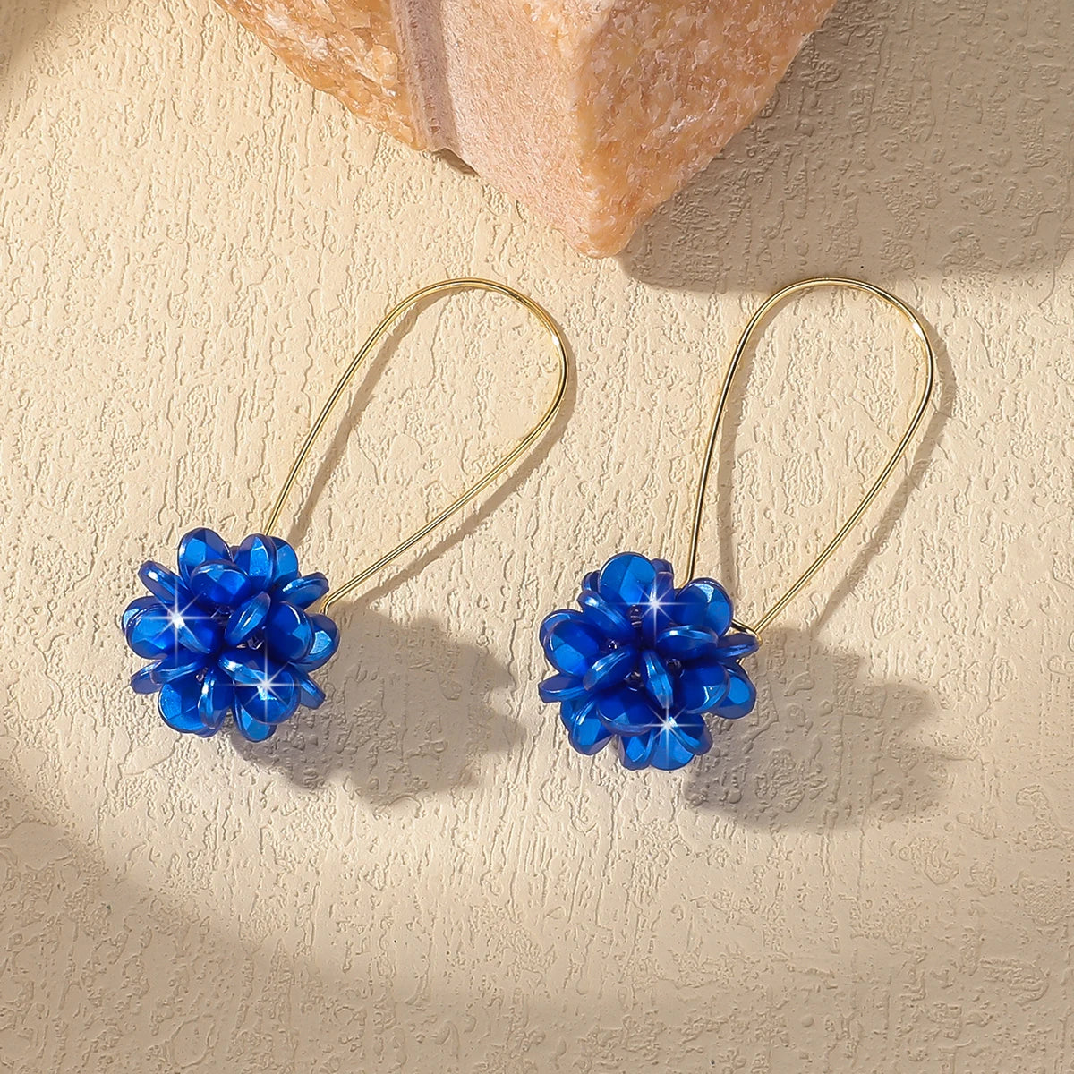 Orecchini a sfera con petali di perle – Delicatezza artigianale