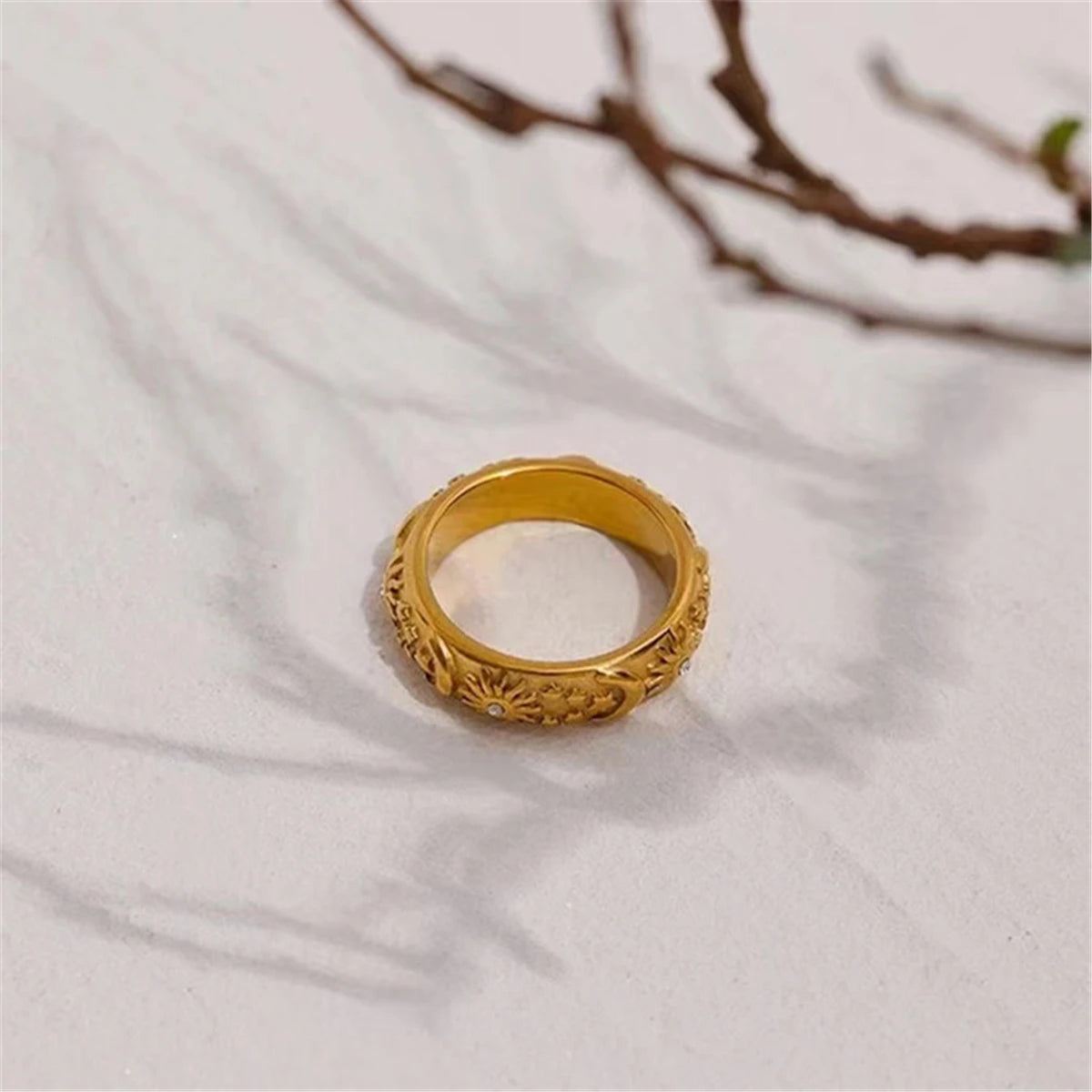 Anello Vintage Placcato Oro 18K – Acciaio Inossidabile con Motivi Sole e Luna