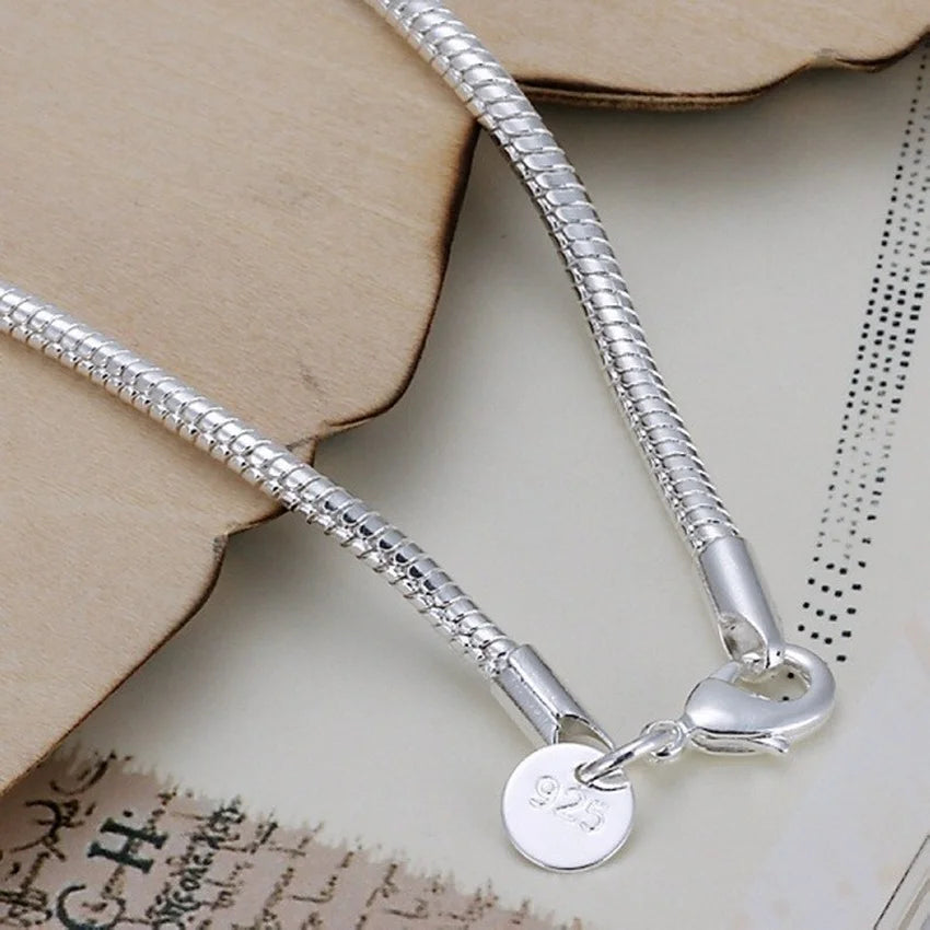 "Linea di Luce – Bracciale a Catena a Serpente in Argento"