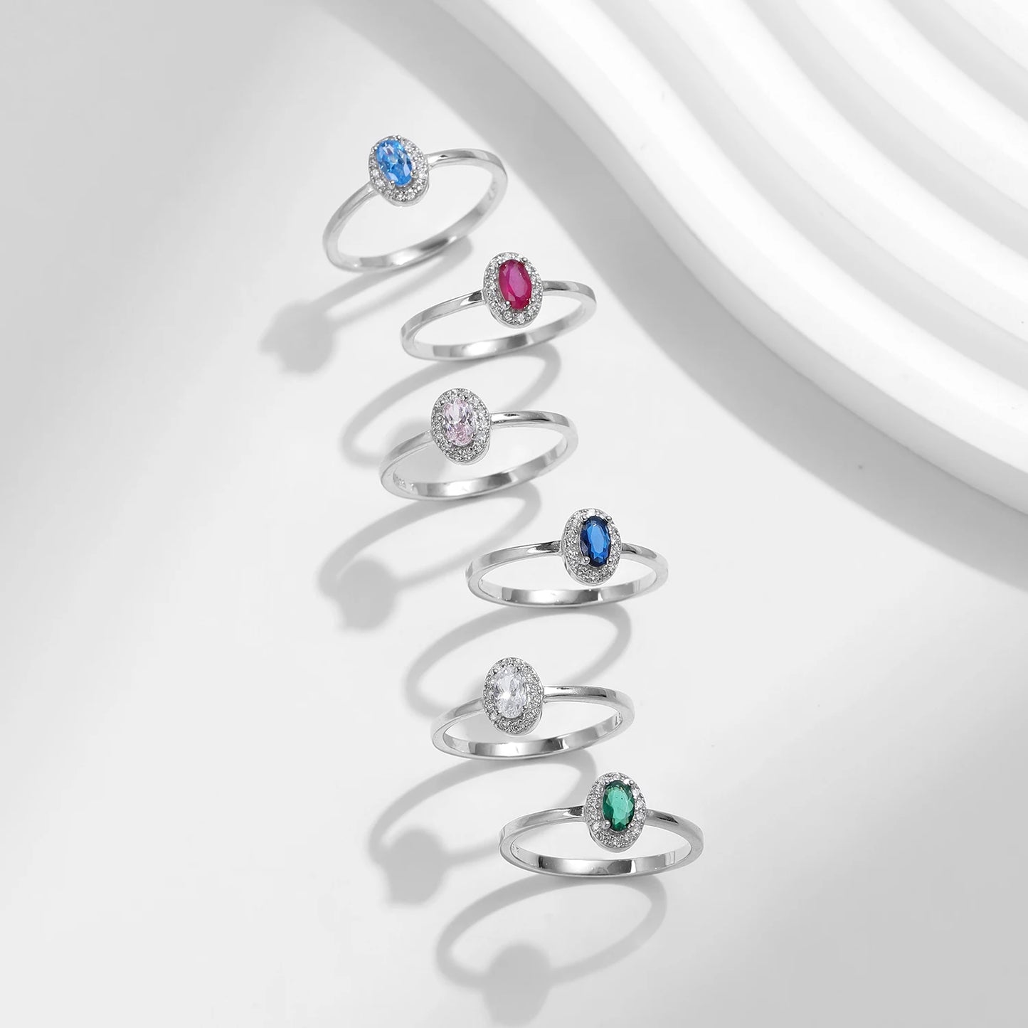 Anello Ovale con Zirconi Colorati – Anello Elegante