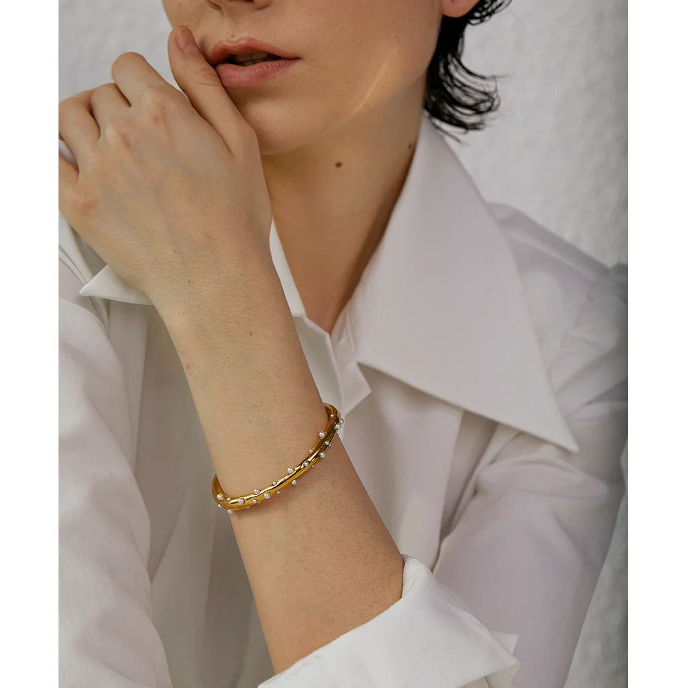 Bracciale Rigido Aperto con Perle – Acciaio Inossidabile Oro
