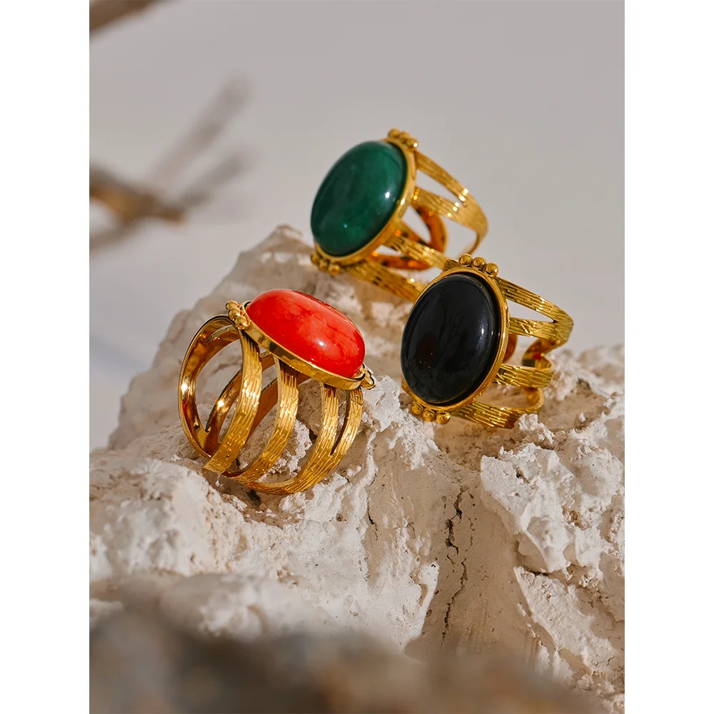 Anello “Gemma d’Oro” – Fascia intrecciata con pietra colorata