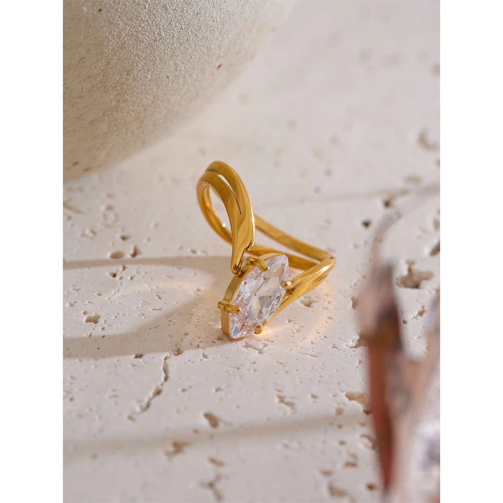 Anello Luce Dorata – Eleganza Sottile con Zircone Brillante