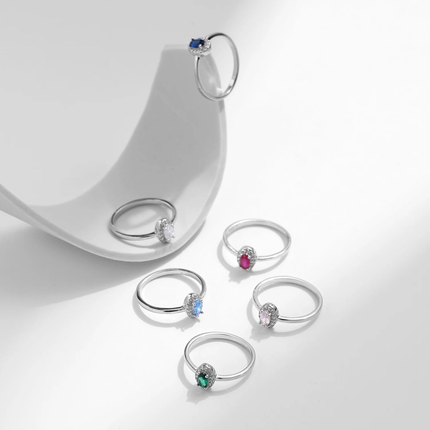 Anello Ovale con Zirconi Colorati – Anello Elegante