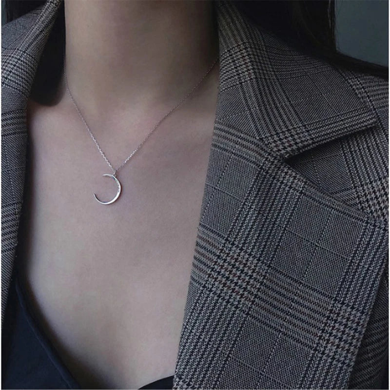 Collana “Luna Semplice” – Eleganza Stellare