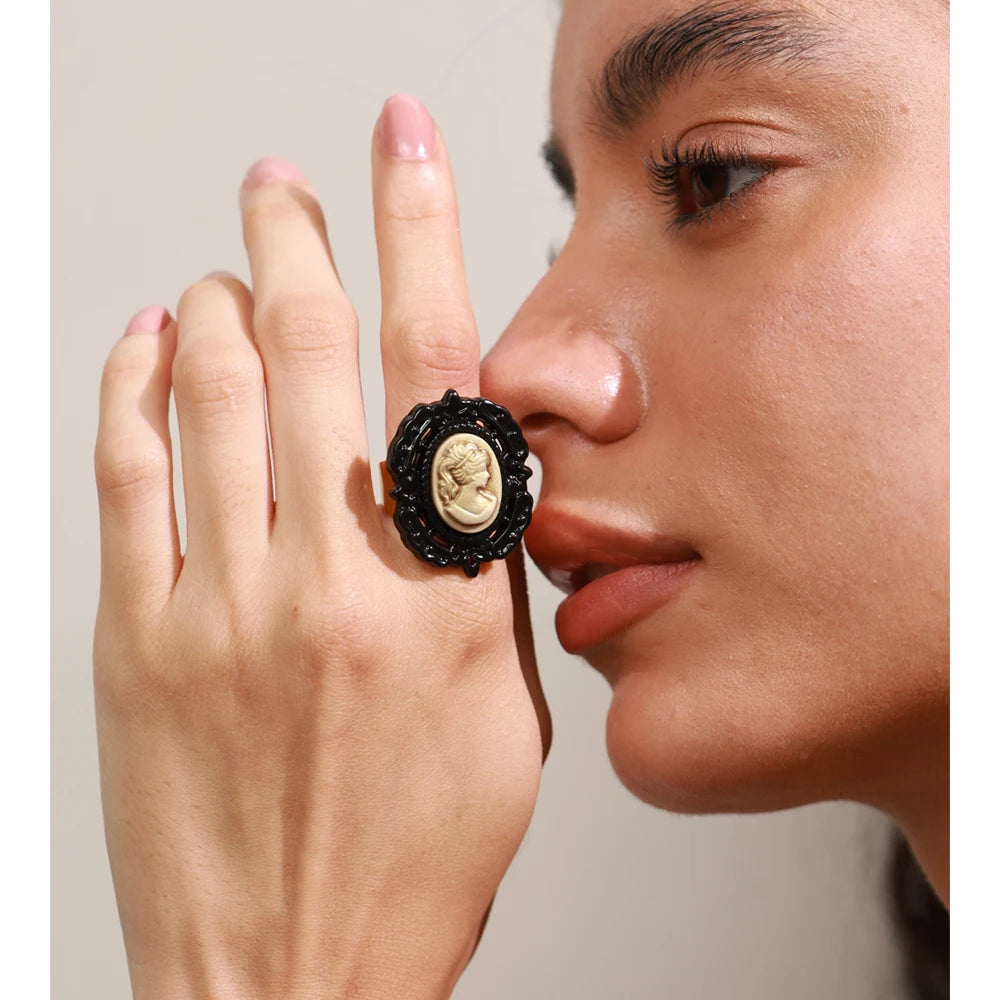 Anello “Noble Frame” – Ritratto Scolpito