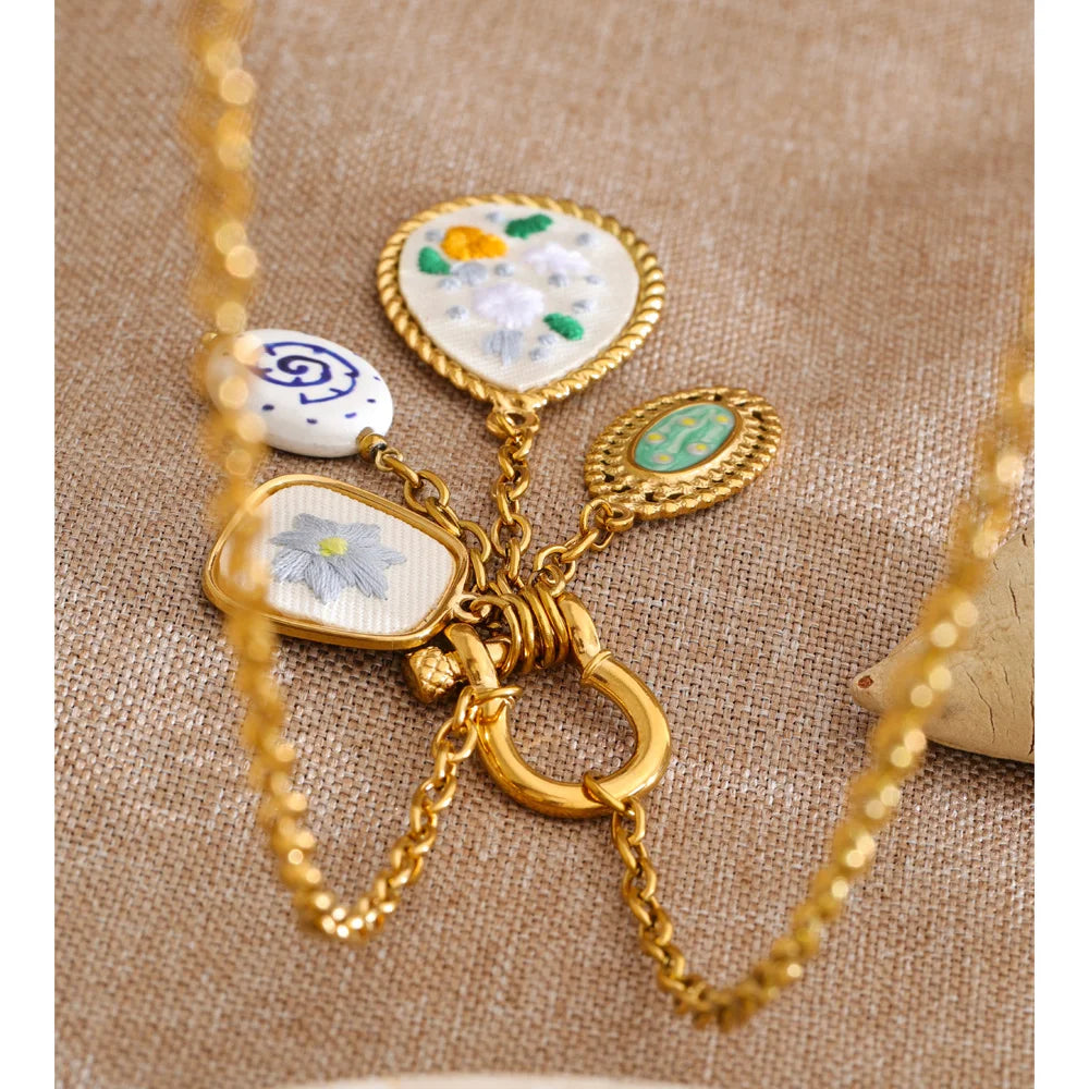 Collana Lunga con Ciondoli Smaltati Multicolor