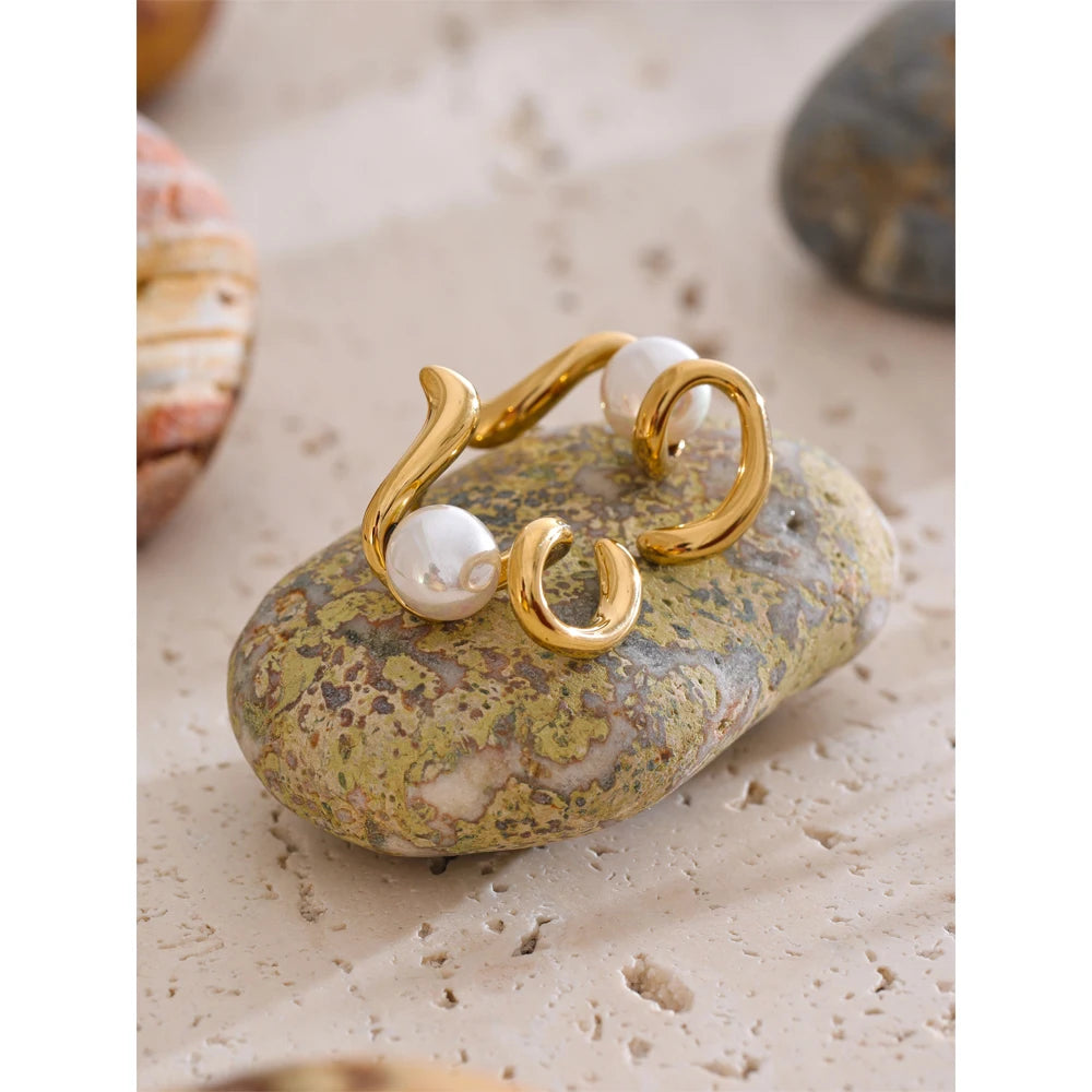 Orecchini “Pearl Flow” – Linee Irregolari & Eleganza