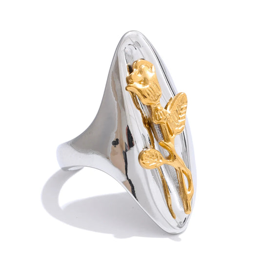Anello Rosa Fusa – Eleganza Dorata Scultorea