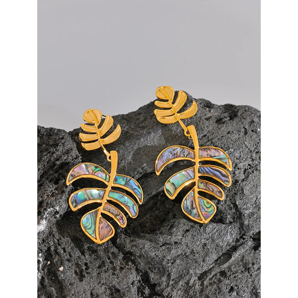 Orecchini Pendenti Foglia Dorata con Dettagli Iridescenti – Eleganza Tropicale