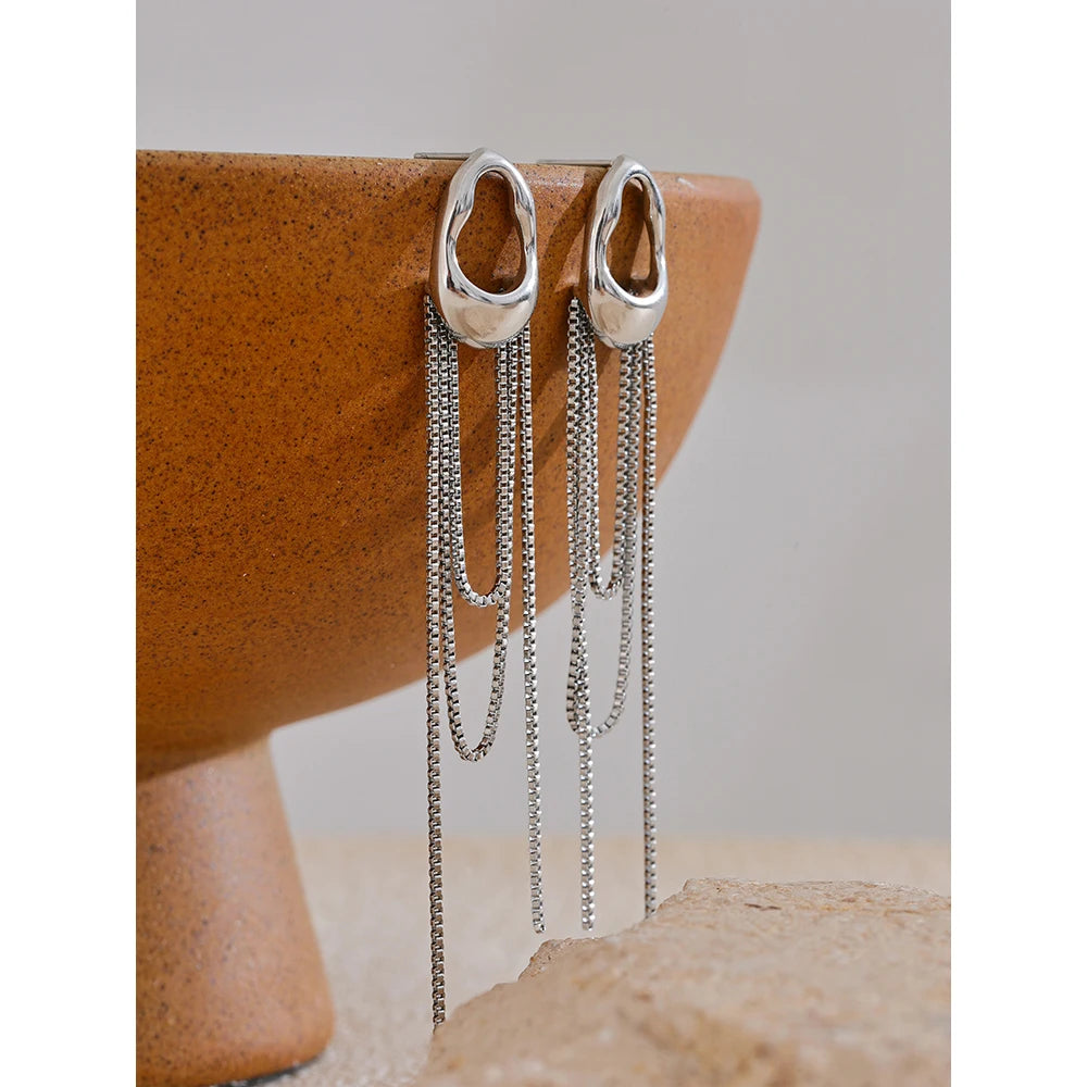 Orecchini “Flusso di Luce” – Design moderno con catene pendenti