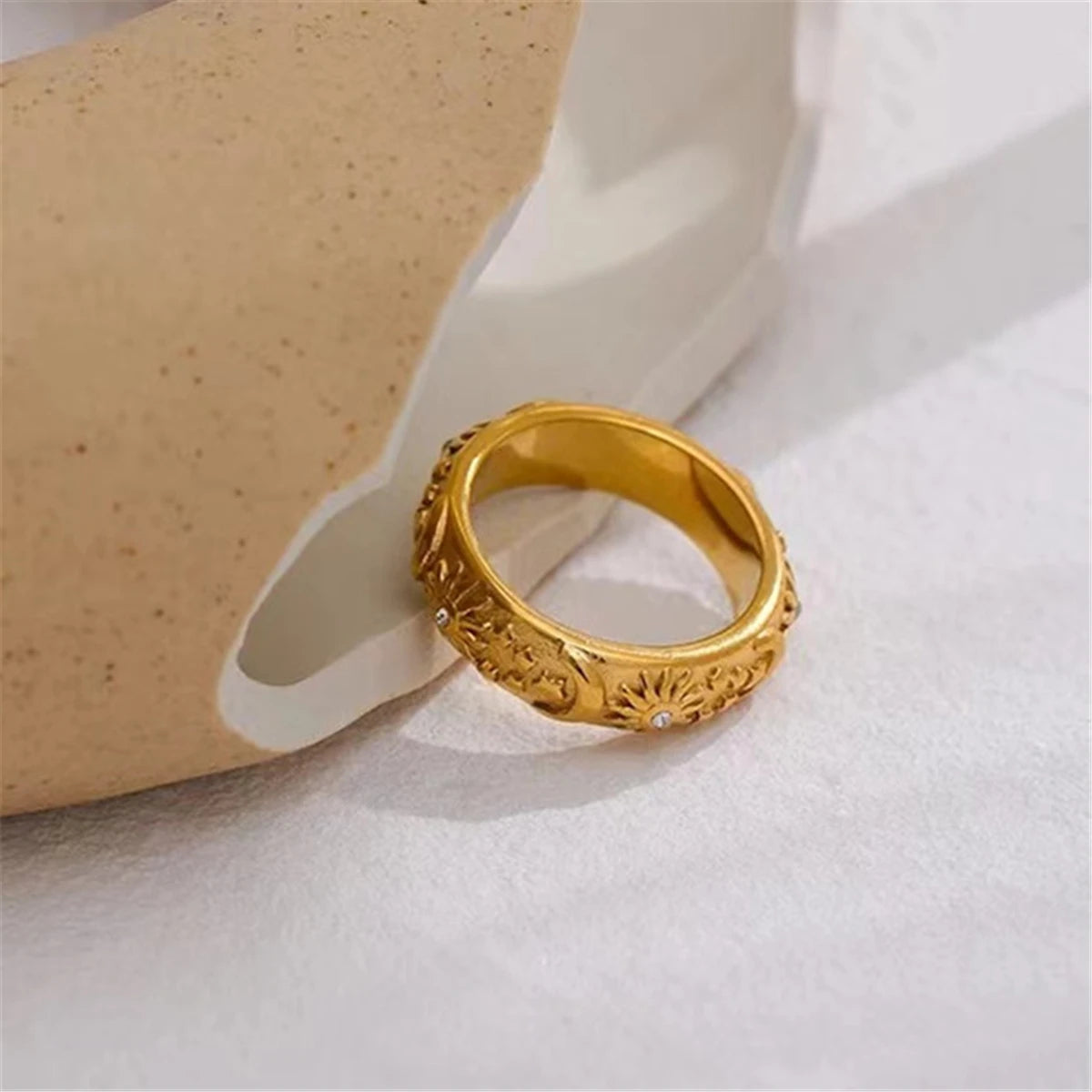 Anello Vintage Placcato Oro 18K – Acciaio Inossidabile con Motivi Sole e Luna