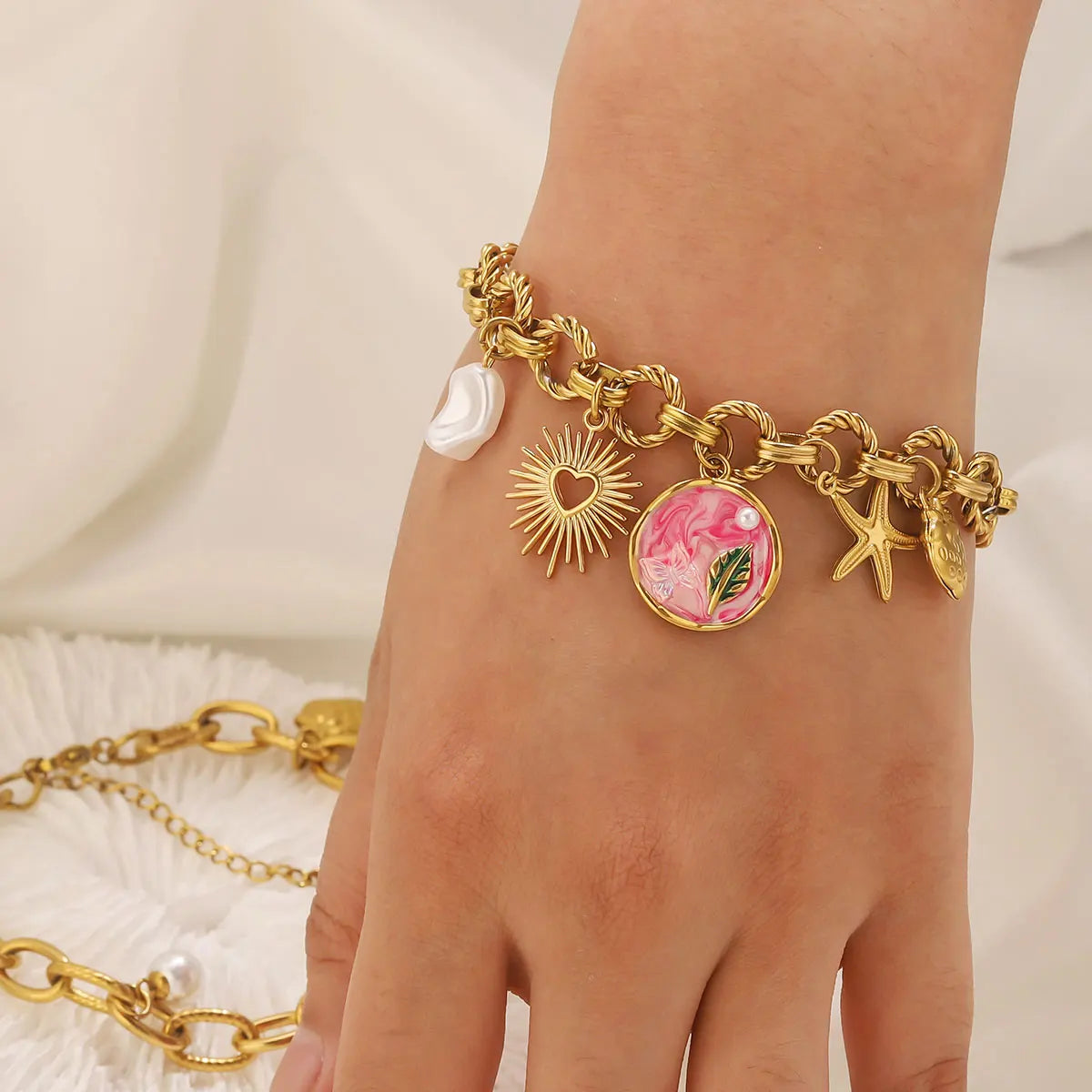 Bracciale bohémien con ciondoli – Stella marina, frutti e fiori