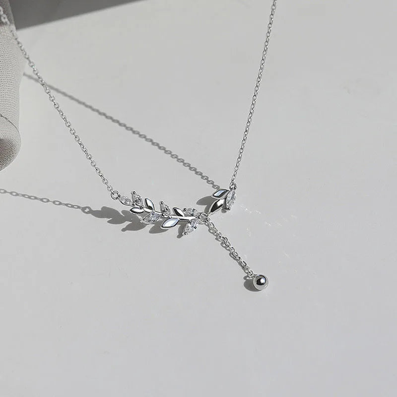 Collana “Ramo di Luce” – Ciondolo botanico con zirconi, eleganza naturale per donna